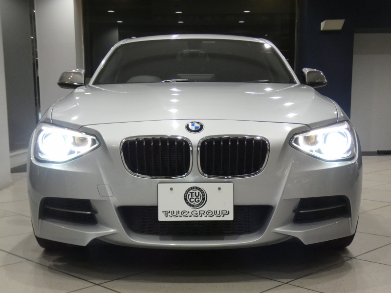 BMW 1シリーズ M135i ﾊﾟｰｷﾝｸﾞｻﾎﾟｰﾄPKG　ｺﾝﾌｫA ﾍｷｻｺﾞﾝｸﾛｽｼｰﾄ ｱﾝﾄﾞﾛｲﾄﾞﾓﾆﾀｰ(純正ﾅﾋﾞ表示可) BTｵｰﾃﾞｨｵ Bｶﾒﾗ Rｾﾝｻｰ ｷｾﾉﾝ 専用ｴｸｽﾃﾘｱ&18AW 320ps　2年保証