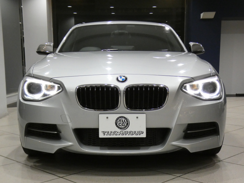 BMW 1シリーズ M135i ﾊﾟｰｷﾝｸﾞｻﾎﾟｰﾄPKG　ｺﾝﾌｫA ﾍｷｻｺﾞﾝｸﾛｽｼｰﾄ ｱﾝﾄﾞﾛｲﾄﾞﾓﾆﾀｰ(純正ﾅﾋﾞ表示可) BTｵｰﾃﾞｨｵ Bｶﾒﾗ Rｾﾝｻｰ ｷｾﾉﾝ 専用ｴｸｽﾃﾘｱ&18AW 320ps　2年保証