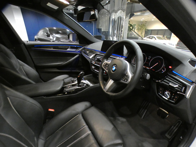 BMW 5シリーズ 523i Mｽﾎﾟｰﾂ ﾊｲﾗｲﾝPKG　ｺﾝﾌｫA Dｱｼｽﾄ+ 追ACC ﾚｰﾝCHW 衝突軽減 黒革 全席ﾋｰﾀｰ iﾄﾞﾗｲﾌﾞﾅﾋﾞ(第6世代ﾀｯﾁP対応) 全周囲ｶﾒﾗ PDC LEDﾗｲﾄ ｵｰﾄﾄﾗﾝｸ Mｽﾎﾟｰﾂｴｱﾛ&19AW ﾄﾗﾝｸｽﾎﾟｲﾗｰ　2年保証
