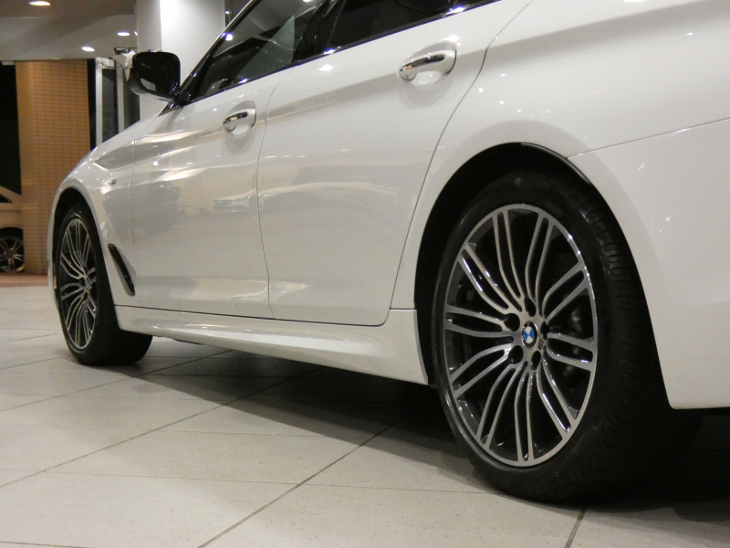 BMW 5シリーズ 523i Mｽﾎﾟｰﾂ ﾊｲﾗｲﾝPKG　ｺﾝﾌｫA Dｱｼｽﾄ+ 追ACC ﾚｰﾝCHW 衝突軽減 黒革 全席ﾋｰﾀｰ iﾄﾞﾗｲﾌﾞﾅﾋﾞ(第6世代ﾀｯﾁP対応) 全周囲ｶﾒﾗ PDC LEDﾗｲﾄ ｵｰﾄﾄﾗﾝｸ Mｽﾎﾟｰﾂｴｱﾛ&19AW ﾄﾗﾝｸｽﾎﾟｲﾗｰ　2年保証