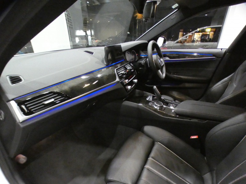 BMW 5シリーズ 523i Mｽﾎﾟｰﾂ ﾊｲﾗｲﾝPKG　ｺﾝﾌｫA Dｱｼｽﾄ+ 追ACC ﾚｰﾝCHW 衝突軽減 黒革 全席ﾋｰﾀｰ iﾄﾞﾗｲﾌﾞﾅﾋﾞ(第6世代ﾀｯﾁP対応) 全周囲ｶﾒﾗ PDC LEDﾗｲﾄ ｵｰﾄﾄﾗﾝｸ Mｽﾎﾟｰﾂｴｱﾛ&19AW ﾄﾗﾝｸｽﾎﾟｲﾗｰ　2年保証