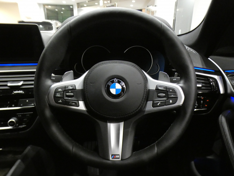 BMW 5シリーズ 523i Mｽﾎﾟｰﾂ ﾊｲﾗｲﾝPKG　ｺﾝﾌｫA Dｱｼｽﾄ+ 追ACC ﾚｰﾝCHW 衝突軽減 黒革 全席ﾋｰﾀｰ iﾄﾞﾗｲﾌﾞﾅﾋﾞ(第6世代ﾀｯﾁP対応) 全周囲ｶﾒﾗ PDC LEDﾗｲﾄ ｵｰﾄﾄﾗﾝｸ Mｽﾎﾟｰﾂｴｱﾛ&19AW ﾄﾗﾝｸｽﾎﾟｲﾗｰ　2年保証