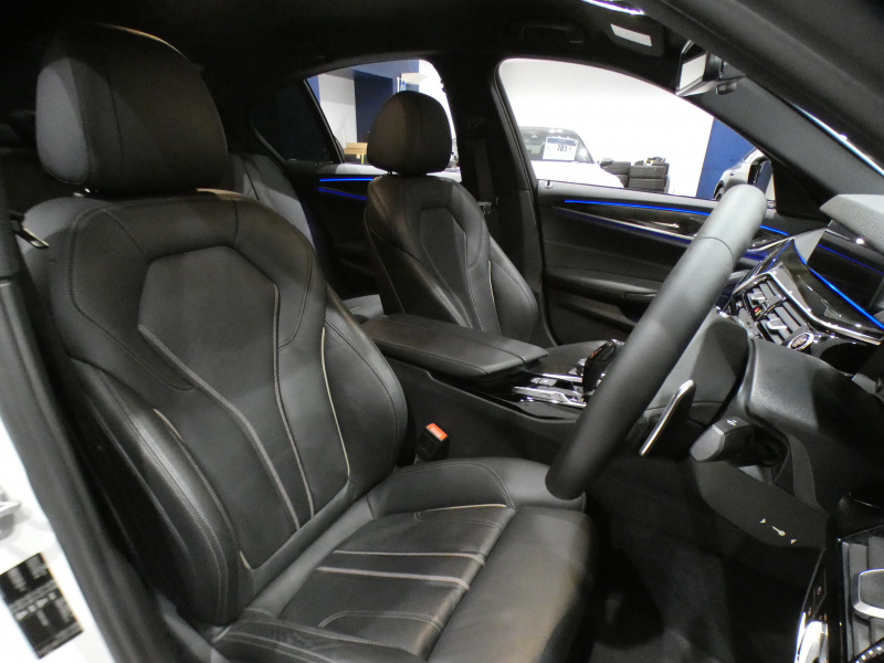 BMW 5シリーズ 523i Mｽﾎﾟｰﾂ ﾊｲﾗｲﾝPKG　ｺﾝﾌｫA Dｱｼｽﾄ+ 追ACC ﾚｰﾝCHW 衝突軽減 黒革 全席ﾋｰﾀｰ iﾄﾞﾗｲﾌﾞﾅﾋﾞ(第6世代ﾀｯﾁP対応) 全周囲ｶﾒﾗ PDC LEDﾗｲﾄ ｵｰﾄﾄﾗﾝｸ Mｽﾎﾟｰﾂｴｱﾛ&19AW ﾄﾗﾝｸｽﾎﾟｲﾗｰ　2年保証