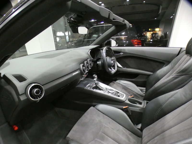 アウディ TTロードスター TTﾛｰﾄﾞｽﾀｰ 2.0TFSIｸﾜﾄﾛ SﾗｲﾝPKG　ADVｷｰ 黒幌/黒半革 Pｼｰﾄ MMIﾅﾋﾞTV ﾊﾞｰﾁｬﾙCP Rｾﾝｻｰ ﾏﾄﾘｸｽLED Sﾗｲﾝｴｸｽﾃﾘｱ&18AW　2年保証