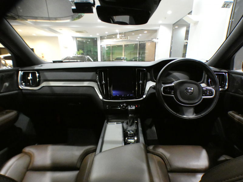ボルボ V60 V60 T5ｲﾝｽｸﾘﾌﾟｼｮﾝ ﾌﾟﾗｽPKG　1ｵｰﾅｰ 追ACC･LKA･ LCMA ｽﾃｱﾋｰﾀｰ 茶革 全席ﾋｰﾀｰ ﾍﾞﾝﾁﾚｰﾀｰ ﾏｯｻｰｼﾞ機能 ﾊﾟﾉﾗﾏSR ﾀｯﾁｽｸﾘｰﾝHDDﾅﾋﾞTV harman/K 全周ｶﾒﾗ ﾍｯﾄﾞｱｯﾌﾟDSP LEDﾗｲﾄ ｵｰﾄﾃｰﾙｹﾞｰﾄ 19AW　2年保証