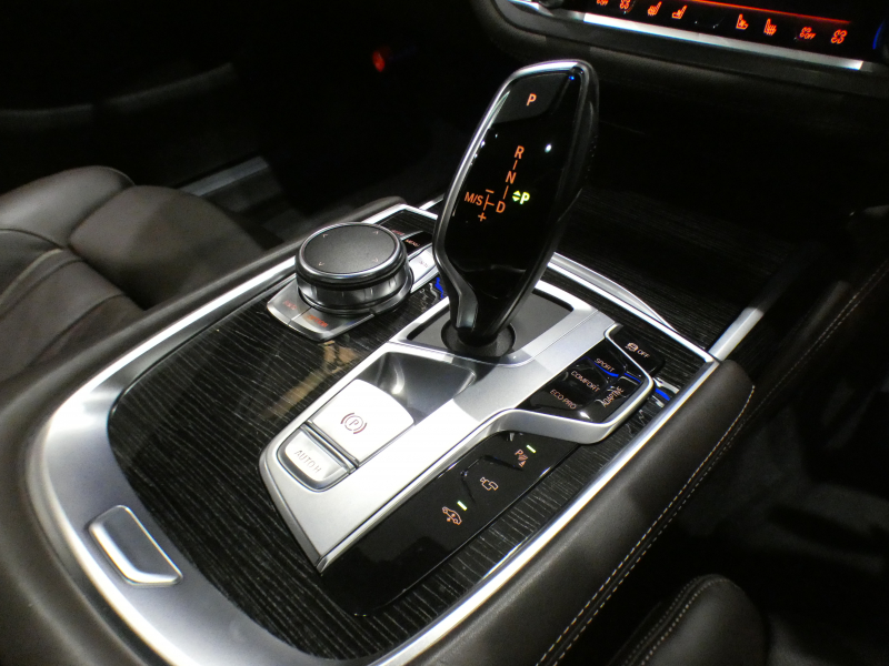 BMW 7シリーズ 750i Mｽﾎﾟｰﾂ　ｺﾝﾌｫA Dｱｼｽﾄ+ 追ACC ﾚｰﾝCHW 衝突軽減 茶革 全席ﾋｰﾀｰ ﾍﾞﾝﾁﾚｰﾀｰ ﾏｯｻｰｼﾞ機能 ｻﾝﾙｰﾌ ﾀｯﾁP対応iﾄﾞﾗｲﾌﾞﾅﾋﾞ(第6世代) 全周ｶﾒﾗ PDC ｼﾞｬｽﾁｬｰC LEDﾚｰｻﾞｰﾗｲﾄ Mｽﾎﾟｰﾂｴｱﾛ&20AW ｽﾎﾟｰﾂEX　2年保証