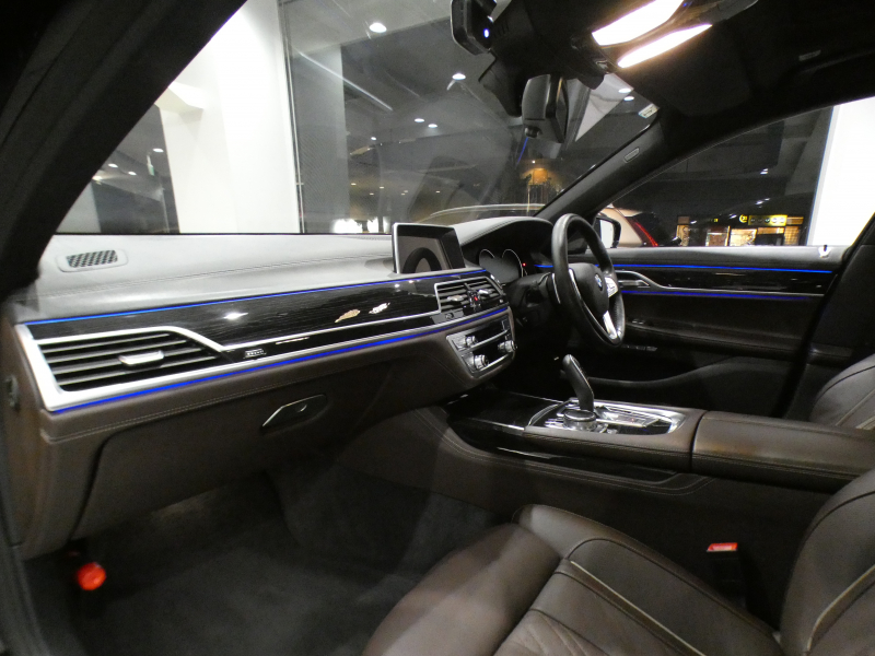 BMW 7シリーズ 750i Mｽﾎﾟｰﾂ　ｺﾝﾌｫA Dｱｼｽﾄ+ 追ACC ﾚｰﾝCHW 衝突軽減 茶革 全席ﾋｰﾀｰ ﾍﾞﾝﾁﾚｰﾀｰ ﾏｯｻｰｼﾞ機能 ｻﾝﾙｰﾌ ﾀｯﾁP対応iﾄﾞﾗｲﾌﾞﾅﾋﾞ(第6世代) 全周ｶﾒﾗ PDC ｼﾞｬｽﾁｬｰC LEDﾚｰｻﾞｰﾗｲﾄ Mｽﾎﾟｰﾂｴｱﾛ&20AW ｽﾎﾟｰﾂEX　2年保証