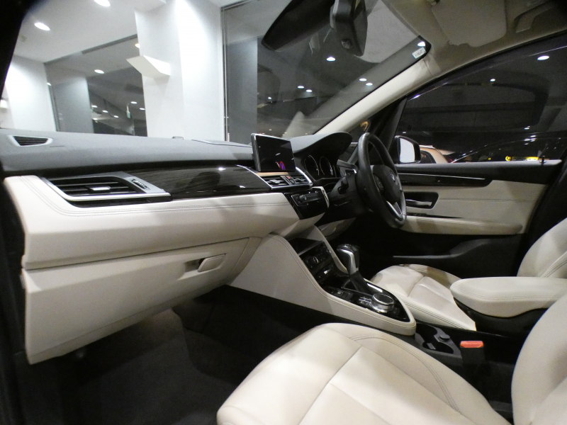 BMW 2シリーズ 218dｸﾞﾗﾝﾂｱﾗｰ ﾗｸﾞｼﾞｭｱﾘｰ ｾﾚｸﾄ&ADｱｸﾃｨﾌﾞｾｰﾌﾃｨPKG　後期 追ACC ﾚｰﾝDW ｲﾝﾃﾘS 白革 ﾊﾟﾉﾗﾏSR iﾄﾞﾗｲﾌﾞﾅﾋﾞ(第6世代 ﾀｯﾁP対応) ﾍｯﾄﾞｱｯﾌﾟDSP Bｶﾒﾗ PDC LEDﾗｲﾄ ｵｰﾄﾃｰﾙｹﾞｰﾄ　2年保証