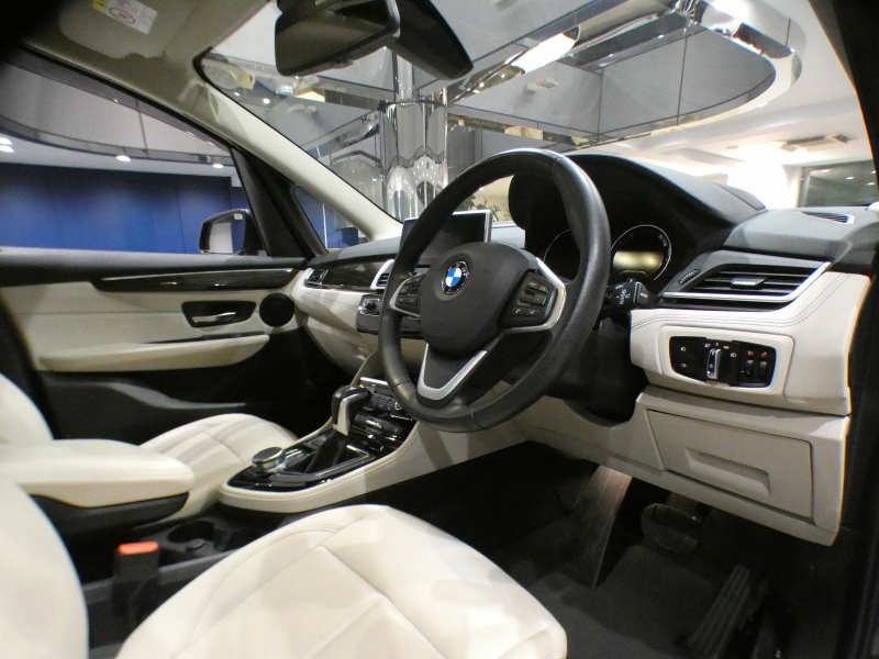 BMW 2シリーズ 218dｸﾞﾗﾝﾂｱﾗｰ ﾗｸﾞｼﾞｭｱﾘｰ ｾﾚｸﾄ&ADｱｸﾃｨﾌﾞｾｰﾌﾃｨPKG　後期 追ACC ﾚｰﾝDW ｲﾝﾃﾘS 白革 ﾊﾟﾉﾗﾏSR iﾄﾞﾗｲﾌﾞﾅﾋﾞ(第6世代 ﾀｯﾁP対応) ﾍｯﾄﾞｱｯﾌﾟDSP Bｶﾒﾗ PDC LEDﾗｲﾄ ｵｰﾄﾃｰﾙｹﾞｰﾄ　2年保証