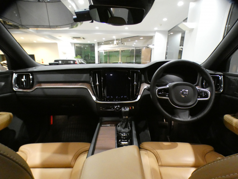 ボルボ V60 V60ｸﾛｽｶﾝﾄﾘｰ T5ﾌﾟﾛ AWD　1ｵｰﾅｰ 追ACC･LKA･ LCMA 茶革 ﾋｰﾀｰ ﾍﾞﾝﾁﾚｰﾀｰ ﾏｯｻｰｼﾞ機能 ﾀｯﾁｽｸﾘｰﾝHDDﾅﾋﾞTV harman/K 全周囲ｶﾒﾗ ﾍｯﾄﾞｱｯﾌﾟDSP LEDﾗｲﾄ ｵｰﾄﾃｰﾙｹﾞｰﾄ ｴｸｽﾃﾘｱﾃﾞｻﾞｲﾝKIT 19AW　2年保証