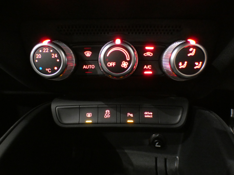 アウディ S1 S1ｽﾎﾟｰﾂﾊﾞｯｸ　☆6MT ADVｷｰ 半革 MMIﾅﾋﾞ BTｵｰﾃﾞｨｵ PDC ｷｾﾉﾝ 専用ｴｸｽﾃﾘｱ&18AW FK-TECｻｽﾍﾟﾝｼｮﾝｷｯﾄ 231ps　2年保証