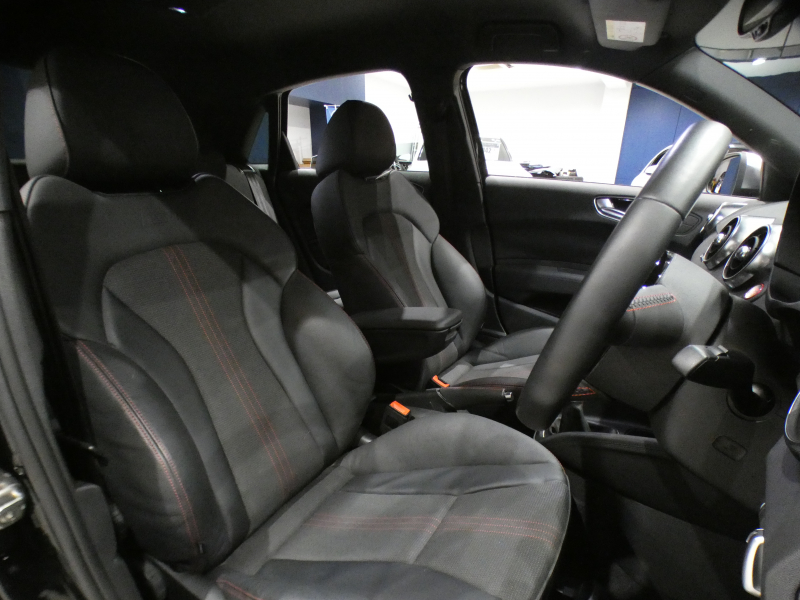 アウディ S1 S1ｽﾎﾟｰﾂﾊﾞｯｸ　☆6MT ADVｷｰ 半革 MMIﾅﾋﾞ BTｵｰﾃﾞｨｵ PDC ｷｾﾉﾝ 専用ｴｸｽﾃﾘｱ&18AW FK-TECｻｽﾍﾟﾝｼｮﾝｷｯﾄ 231ps　2年保証