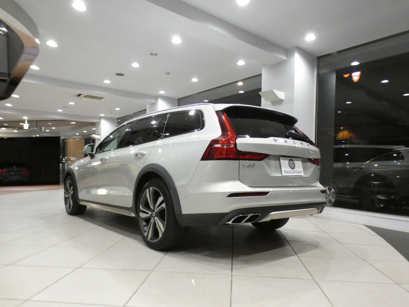 ボルボ V60 V60ｸﾛｽｶﾝﾄﾘｰ T5ﾌﾟﾛ AWD　追ACC･LKA･ LCMA 白革 ﾋｰﾀｰ ﾍﾞﾝﾁﾚｰﾀｰ ﾏｯｻｰｼﾞ機能 ﾀｯﾁｽｸﾘｰﾝHDDﾅﾋﾞTV harman/K 全周囲ｶﾒﾗ ﾍｯﾄﾞｱｯﾌﾟDSP LEDﾗｲﾄ ｵｰﾄﾃｰﾙｹﾞｰﾄ ｴｸｽﾃﾘｱｽﾀｲﾘﾝｸﾞKIT 19AW　2年保証