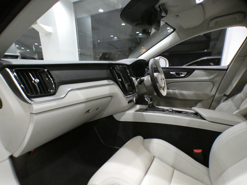 ボルボ V60 V60ｸﾛｽｶﾝﾄﾘｰ T5ﾌﾟﾛ AWD　追ACC･LKA･ LCMA 白革 ﾋｰﾀｰ ﾍﾞﾝﾁﾚｰﾀｰ ﾏｯｻｰｼﾞ機能 ﾀｯﾁｽｸﾘｰﾝHDDﾅﾋﾞTV harman/K 全周囲ｶﾒﾗ ﾍｯﾄﾞｱｯﾌﾟDSP LEDﾗｲﾄ ｵｰﾄﾃｰﾙｹﾞｰﾄ ｴｸｽﾃﾘｱｽﾀｲﾘﾝｸﾞKIT 19AW　2年保証