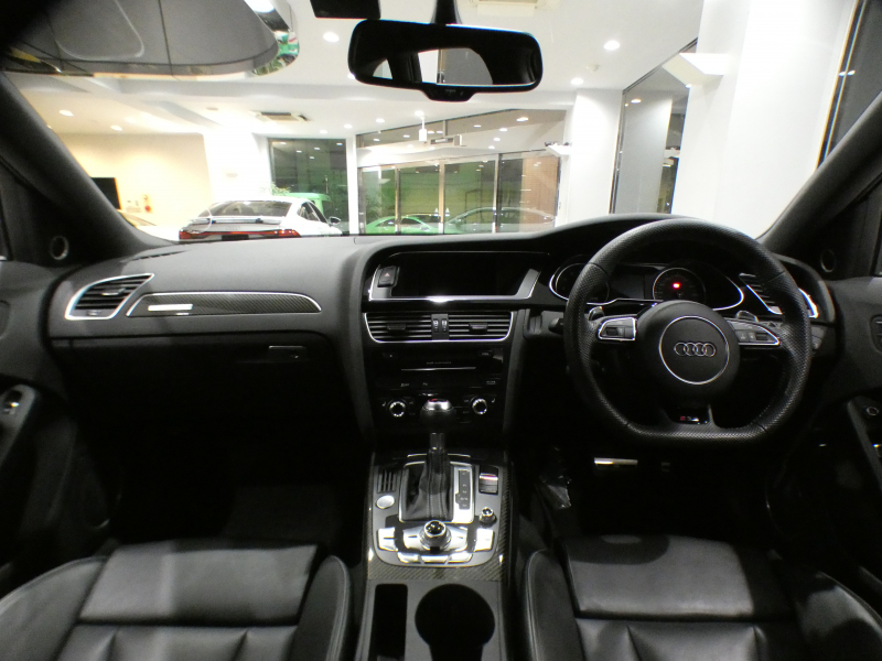 アウディ RS4アバント RS4ｱﾊﾞﾝﾄ 4.2FSIｸﾜﾄﾛ　ADVｷｰ 黒革 ﾋｰﾀｰ MMIﾅﾋﾞ B&Oｻｳﾝﾄﾞ Bｶﾒﾗ PDC ｷｾﾉﾝ RS専用ｴｸﾃﾘｱ&20AW 可変ﾏﾌﾗｰ 450ps　2年保証