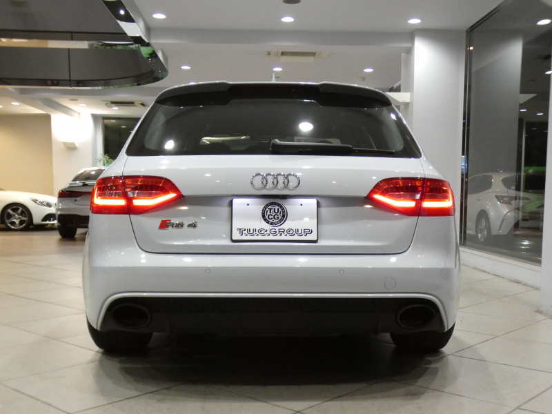 アウディ RS4アバント RS4ｱﾊﾞﾝﾄ 4.2FSIｸﾜﾄﾛ　ADVｷｰ 黒革 ﾋｰﾀｰ MMIﾅﾋﾞ B&Oｻｳﾝﾄﾞ Bｶﾒﾗ PDC ｷｾﾉﾝ RS専用ｴｸﾃﾘｱ&20AW 可変ﾏﾌﾗｰ 450ps　2年保証