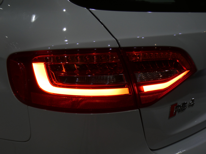 アウディ RS4アバント RS4ｱﾊﾞﾝﾄ 4.2FSIｸﾜﾄﾛ　ADVｷｰ 黒革 ﾋｰﾀｰ MMIﾅﾋﾞ B&Oｻｳﾝﾄﾞ Bｶﾒﾗ PDC ｷｾﾉﾝ RS専用ｴｸﾃﾘｱ&20AW 可変ﾏﾌﾗｰ 450ps　2年保証