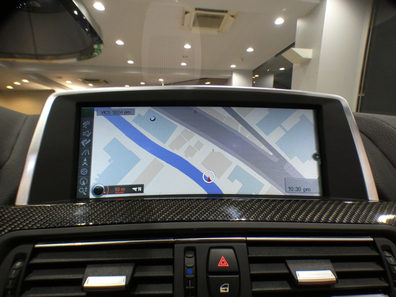 BMW Mシリーズ M6ｶﾌﾞﾘｵﾚ　ｺﾝﾌｫA 赤革/黒幌 ﾋｰﾀｰ ﾍﾞﾝﾁﾚｰﾀｰ ﾏｯｻｰｼﾞ機能 iﾄﾞﾗｲﾌﾞﾅﾋﾞ(CIC) ☆B&Oｻｳﾝﾄﾞ ﾄｯﾌﾟ&ｻｲﾄﾞﾋﾞｭｰｶﾒﾗ PDC ﾍｯﾄﾞｱｯﾌﾟDSP LEDﾗｲﾄ 専用ｴｸﾃﾘｱ&20AW 560ps　2年保証