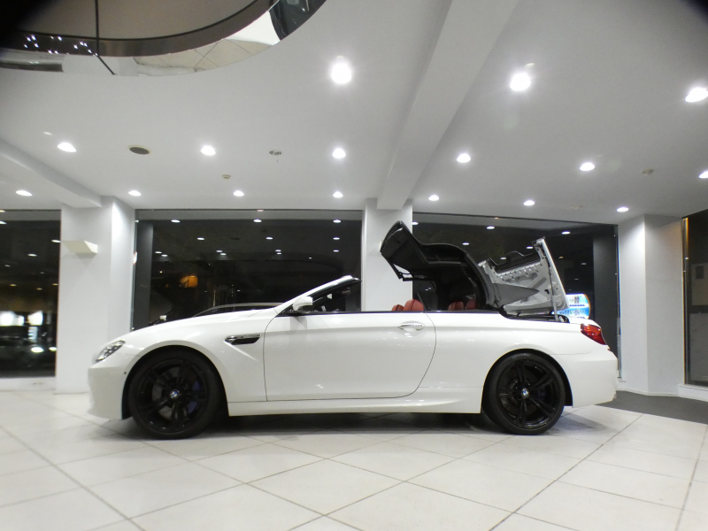 BMW Mシリーズ M6ｶﾌﾞﾘｵﾚ　ｺﾝﾌｫA 赤革/黒幌 ﾋｰﾀｰ ﾍﾞﾝﾁﾚｰﾀｰ ﾏｯｻｰｼﾞ機能 iﾄﾞﾗｲﾌﾞﾅﾋﾞ(CIC) ☆B&Oｻｳﾝﾄﾞ ﾄｯﾌﾟ&ｻｲﾄﾞﾋﾞｭｰｶﾒﾗ PDC ﾍｯﾄﾞｱｯﾌﾟDSP LEDﾗｲﾄ 専用ｴｸﾃﾘｱ&20AW 560ps　2年保証