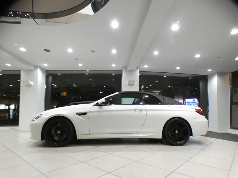 BMW Mシリーズ M6ｶﾌﾞﾘｵﾚ　ｺﾝﾌｫA 赤革/黒幌 ﾋｰﾀｰ ﾍﾞﾝﾁﾚｰﾀｰ ﾏｯｻｰｼﾞ機能 iﾄﾞﾗｲﾌﾞﾅﾋﾞ(CIC) ☆B&Oｻｳﾝﾄﾞ ﾄｯﾌﾟ&ｻｲﾄﾞﾋﾞｭｰｶﾒﾗ PDC ﾍｯﾄﾞｱｯﾌﾟDSP LEDﾗｲﾄ 専用ｴｸﾃﾘｱ&20AW 560ps　2年保証