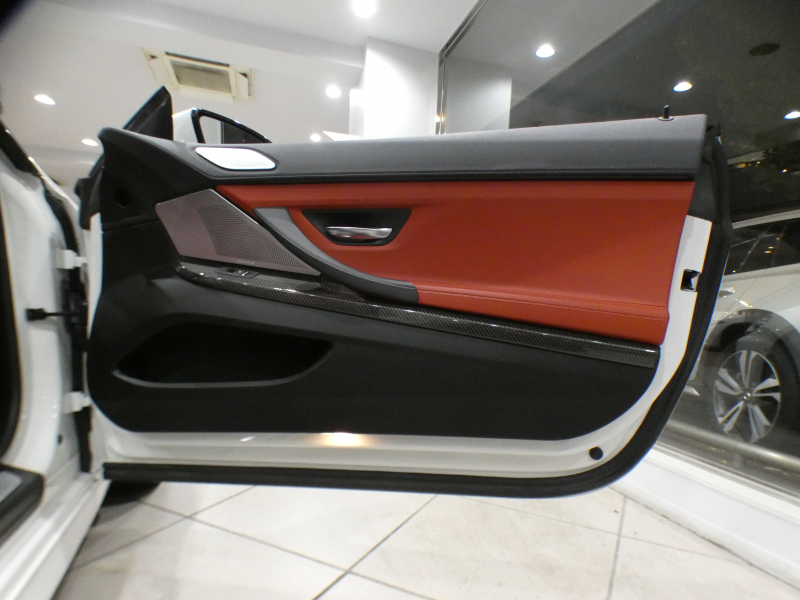 BMW Mシリーズ M6ｶﾌﾞﾘｵﾚ　ｺﾝﾌｫA 赤革/黒幌 ﾋｰﾀｰ ﾍﾞﾝﾁﾚｰﾀｰ ﾏｯｻｰｼﾞ機能 iﾄﾞﾗｲﾌﾞﾅﾋﾞ(CIC) ☆B&Oｻｳﾝﾄﾞ ﾄｯﾌﾟ&ｻｲﾄﾞﾋﾞｭｰｶﾒﾗ PDC ﾍｯﾄﾞｱｯﾌﾟDSP LEDﾗｲﾄ 専用ｴｸﾃﾘｱ&20AW 560ps　2年保証