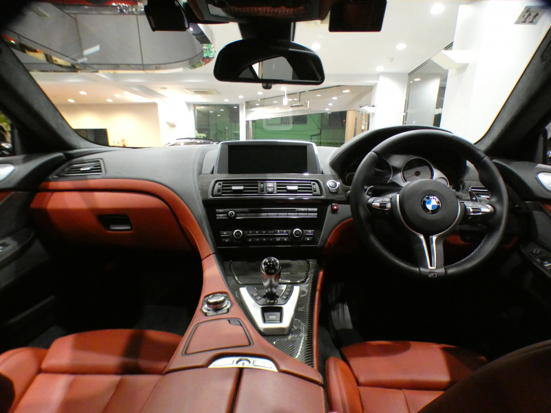 BMW Mシリーズ M6ｸﾞﾗﾝｸｰﾍﾟ　ｺﾝﾌｫA ﾚｰﾝCHW 赤革 ﾋｰﾀｰ ﾍﾞﾝﾁﾚｰﾀｰ iﾄﾞﾗｲﾌﾞﾅﾋﾞ(CIC) ☆B&Oｻｳﾝﾄﾞ ﾄｯﾌﾟ&ｻｲﾄﾞﾋﾞｭｰｶﾒﾗ ﾅｲﾄﾋﾞｼﾞｮﾝ PDC ﾍｯﾄﾞｱｯﾌﾟDSP LEDﾗｲﾄ 専用ｴｸﾃﾘｱ&20AW 560ps　2年保証