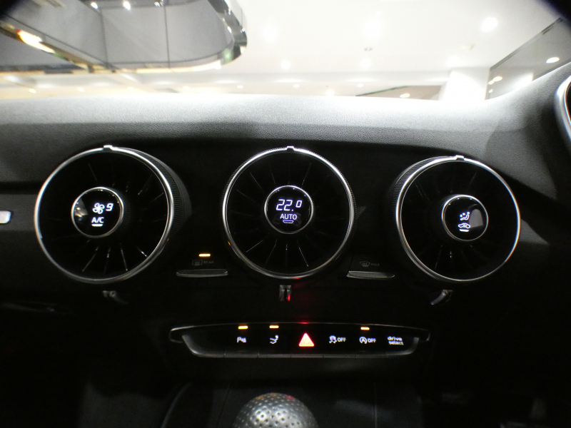 アウディ TTクーペ TTｸｰﾍﾟ 2.0TFSI Sﾗｲﾝ&ｱｼｽﾀﾝｽPKG　ADVｷｰ ｸﾙｺﾝ 半革 MMIﾅﾋﾞTV Bｶﾒﾗ PDC ﾊﾞｰﾁｬﾙCP ﾏﾄﾘｸｽLED 前後Dﾚｺ Sﾗｲﾝｴｸｽﾃﾘｱ&18AW　2年保証