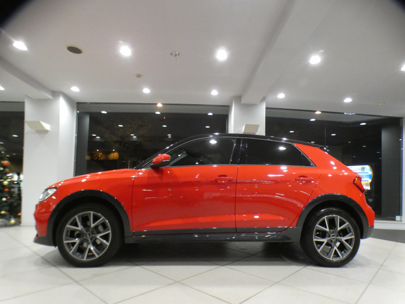 アウディ A1 A1ｽﾎﾟｰﾂﾊﾞｯｸ ｼﾃｨｶﾊﾞｰﾘﾐﾃｯﾄﾞED　限定 1ｵｰﾅｰ ADVｷｰ 追ACC ﾚｰﾝｱｼｽﾄ ｱｳﾃﾞｨﾌﾟﾚｾﾝｽ 半革 ﾋｰﾀｰ ﾀｯﾁﾚｽﾎﾟﾝｽ付MMIﾅﾋﾞ ﾊﾞｰﾁｬﾙCP Bｶﾒﾗ PDC LEDﾗｲﾄ 専用ｴｸｽﾃﾘｱ&17AW　2年保証