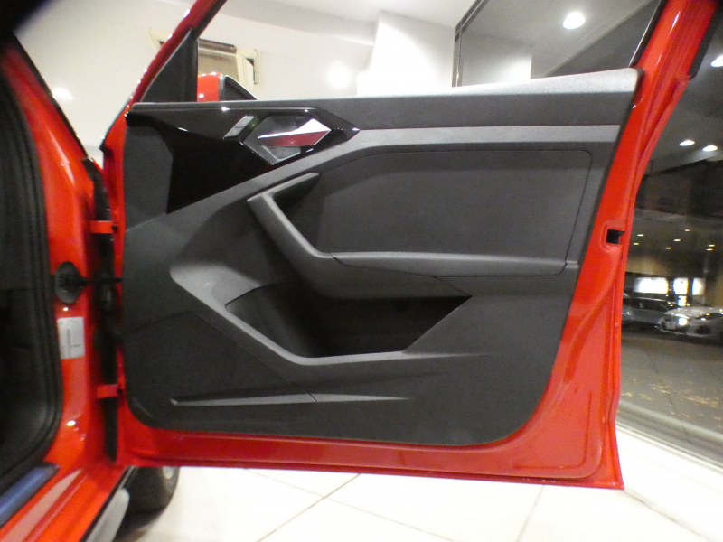 アウディ A1 A1ｽﾎﾟｰﾂﾊﾞｯｸ ｼﾃｨｶﾊﾞｰﾘﾐﾃｯﾄﾞED　限定 1ｵｰﾅｰ ADVｷｰ 追ACC ﾚｰﾝｱｼｽﾄ ｱｳﾃﾞｨﾌﾟﾚｾﾝｽ 半革 ﾋｰﾀｰ ﾀｯﾁﾚｽﾎﾟﾝｽ付MMIﾅﾋﾞ ﾊﾞｰﾁｬﾙCP Bｶﾒﾗ PDC LEDﾗｲﾄ 専用ｴｸｽﾃﾘｱ&17AW　2年保証