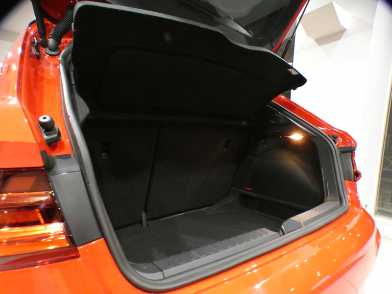 アウディ A1 A1ｽﾎﾟｰﾂﾊﾞｯｸ ｼﾃｨｶﾊﾞｰﾘﾐﾃｯﾄﾞED　限定 1ｵｰﾅｰ ADVｷｰ 追ACC ﾚｰﾝｱｼｽﾄ ｱｳﾃﾞｨﾌﾟﾚｾﾝｽ 半革 ﾋｰﾀｰ ﾀｯﾁﾚｽﾎﾟﾝｽ付MMIﾅﾋﾞ ﾊﾞｰﾁｬﾙCP Bｶﾒﾗ PDC LEDﾗｲﾄ 専用ｴｸｽﾃﾘｱ&17AW　2年保証