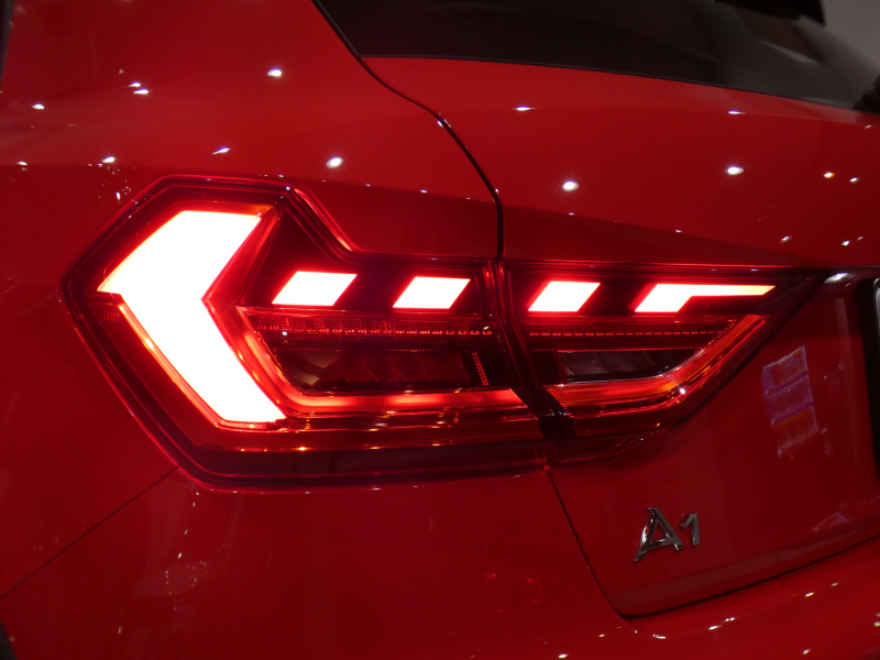 アウディ A1 A1ｽﾎﾟｰﾂﾊﾞｯｸ ｼﾃｨｶﾊﾞｰﾘﾐﾃｯﾄﾞED　限定 1ｵｰﾅｰ ADVｷｰ 追ACC ﾚｰﾝｱｼｽﾄ ｱｳﾃﾞｨﾌﾟﾚｾﾝｽ 半革 ﾋｰﾀｰ ﾀｯﾁﾚｽﾎﾟﾝｽ付MMIﾅﾋﾞ ﾊﾞｰﾁｬﾙCP Bｶﾒﾗ PDC LEDﾗｲﾄ 専用ｴｸｽﾃﾘｱ&17AW　2年保証