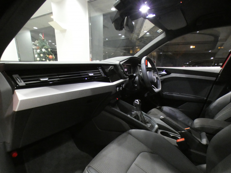 アウディ A1 A1ｽﾎﾟｰﾂﾊﾞｯｸ ｼﾃｨｶﾊﾞｰﾘﾐﾃｯﾄﾞED　限定 1ｵｰﾅｰ ADVｷｰ 追ACC ﾚｰﾝｱｼｽﾄ ｱｳﾃﾞｨﾌﾟﾚｾﾝｽ 半革 ﾋｰﾀｰ ﾀｯﾁﾚｽﾎﾟﾝｽ付MMIﾅﾋﾞ ﾊﾞｰﾁｬﾙCP Bｶﾒﾗ PDC LEDﾗｲﾄ 専用ｴｸｽﾃﾘｱ&17AW　2年保証