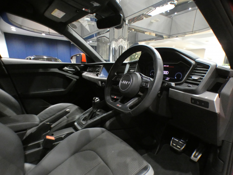 アウディ A1 A1ｽﾎﾟｰﾂﾊﾞｯｸ ｼﾃｨｶﾊﾞｰﾘﾐﾃｯﾄﾞED　限定 1ｵｰﾅｰ ADVｷｰ 追ACC ﾚｰﾝｱｼｽﾄ ｱｳﾃﾞｨﾌﾟﾚｾﾝｽ 半革 ﾋｰﾀｰ ﾀｯﾁﾚｽﾎﾟﾝｽ付MMIﾅﾋﾞ ﾊﾞｰﾁｬﾙCP Bｶﾒﾗ PDC LEDﾗｲﾄ 専用ｴｸｽﾃﾘｱ&17AW　2年保証