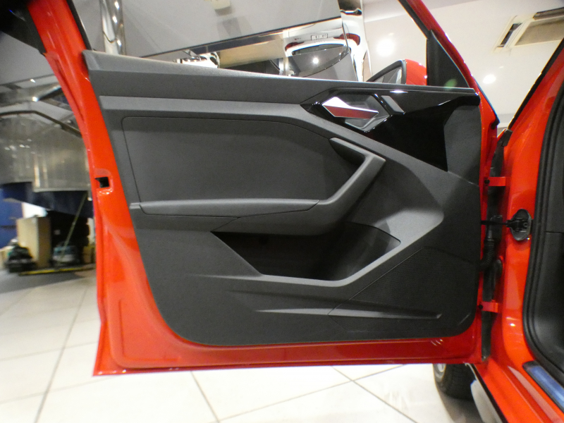 アウディ A1 A1ｽﾎﾟｰﾂﾊﾞｯｸ ｼﾃｨｶﾊﾞｰﾘﾐﾃｯﾄﾞED　限定 1ｵｰﾅｰ ADVｷｰ 追ACC ﾚｰﾝｱｼｽﾄ ｱｳﾃﾞｨﾌﾟﾚｾﾝｽ 半革 ﾋｰﾀｰ ﾀｯﾁﾚｽﾎﾟﾝｽ付MMIﾅﾋﾞ ﾊﾞｰﾁｬﾙCP Bｶﾒﾗ PDC LEDﾗｲﾄ 専用ｴｸｽﾃﾘｱ&17AW　2年保証