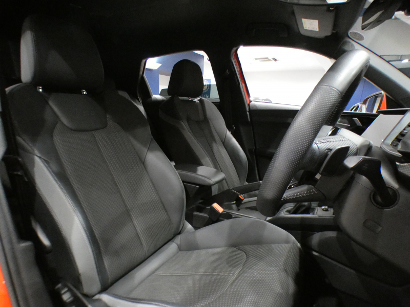 アウディ A1 A1ｽﾎﾟｰﾂﾊﾞｯｸ ｼﾃｨｶﾊﾞｰﾘﾐﾃｯﾄﾞED　限定 1ｵｰﾅｰ ADVｷｰ 追ACC ﾚｰﾝｱｼｽﾄ ｱｳﾃﾞｨﾌﾟﾚｾﾝｽ 半革 ﾋｰﾀｰ ﾀｯﾁﾚｽﾎﾟﾝｽ付MMIﾅﾋﾞ ﾊﾞｰﾁｬﾙCP Bｶﾒﾗ PDC LEDﾗｲﾄ 専用ｴｸｽﾃﾘｱ&17AW　2年保証