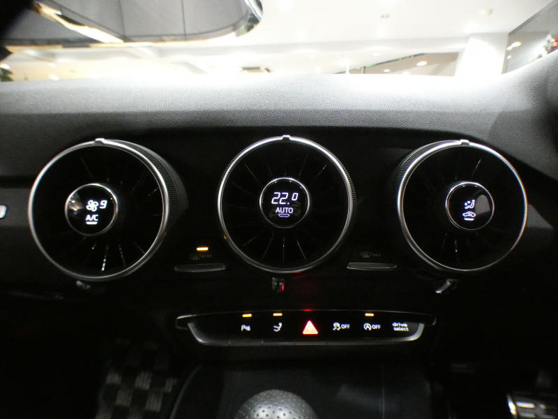 アウディ TTクーペ TTｸｰﾍﾟ 2.0TFSIｸﾜﾄﾛ Sﾗｲﾝ&ｱｼｽﾀﾝｽPKG　1ｵｰﾅｰ ADVｷｰ ｸﾙｺﾝ 半革 ﾊﾟﾜｰｼｰﾄ MMIﾅﾋﾞTV Bｶﾒﾗ PDC ﾊﾞｰﾁｬﾙCP LEDﾗｲﾄ Sﾗｲﾝｴｸｽﾃﾘｱ&18AW　2年保証