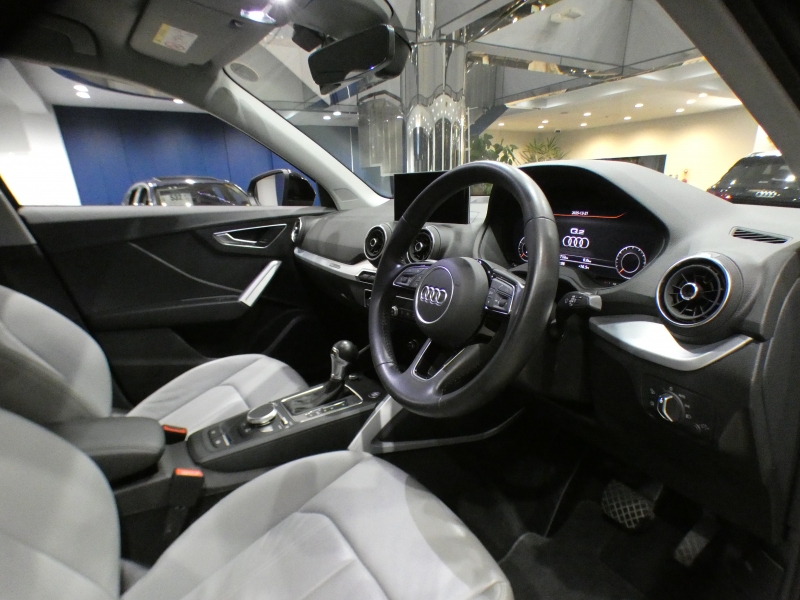 アウディ Q2 Q2 35TFSI ｼﾘﾝﾀﾞｰｵﾝﾃﾞﾝﾏﾝﾄﾞｽﾎﾟｰﾂ ｱｼｽﾀﾝｽPKG　ADVｷｰ 追ACC ﾚｰﾝ&ｻｲﾄﾞｱｼｽﾄ 灰革 ﾋｰﾀｰ MMIﾅﾋﾞ ﾊﾞｰﾁｬﾙCP ｽﾏｰﾄﾌｫﾝIF Bｶﾒﾗ PDC LEDﾗｲﾄ ｵｰﾄﾃｰﾙｹﾞｰﾄ 前後ﾄﾞﾗﾚｺ　2年保証