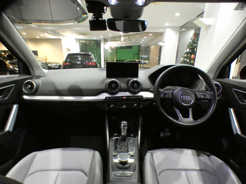 アウディ Q2 Q2 35TFSI ｼﾘﾝﾀﾞｰｵﾝﾃﾞﾝﾏﾝﾄﾞｽﾎﾟｰﾂ ｱｼｽﾀﾝｽPKG　ADVｷｰ 追ACC ﾚｰﾝ&ｻｲﾄﾞｱｼｽﾄ 灰革 ﾋｰﾀｰ MMIﾅﾋﾞ ﾊﾞｰﾁｬﾙCP ｽﾏｰﾄﾌｫﾝIF Bｶﾒﾗ PDC LEDﾗｲﾄ ｵｰﾄﾃｰﾙｹﾞｰﾄ 前後ﾄﾞﾗﾚｺ　2年保証