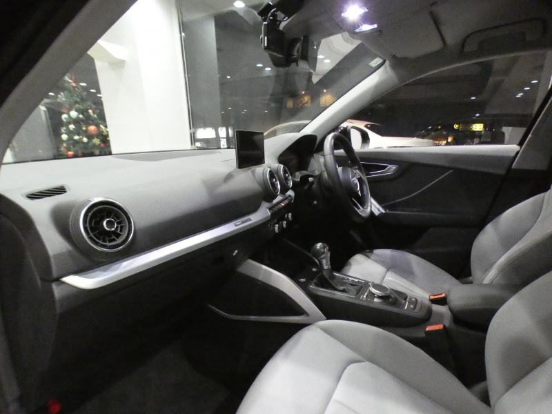 アウディ Q2 Q2 35TFSI ｼﾘﾝﾀﾞｰｵﾝﾃﾞﾝﾏﾝﾄﾞｽﾎﾟｰﾂ ｱｼｽﾀﾝｽPKG　ADVｷｰ 追ACC ﾚｰﾝ&ｻｲﾄﾞｱｼｽﾄ 灰革 ﾋｰﾀｰ MMIﾅﾋﾞ ﾊﾞｰﾁｬﾙCP ｽﾏｰﾄﾌｫﾝIF Bｶﾒﾗ PDC LEDﾗｲﾄ ｵｰﾄﾃｰﾙｹﾞｰﾄ 前後ﾄﾞﾗﾚｺ　2年保証