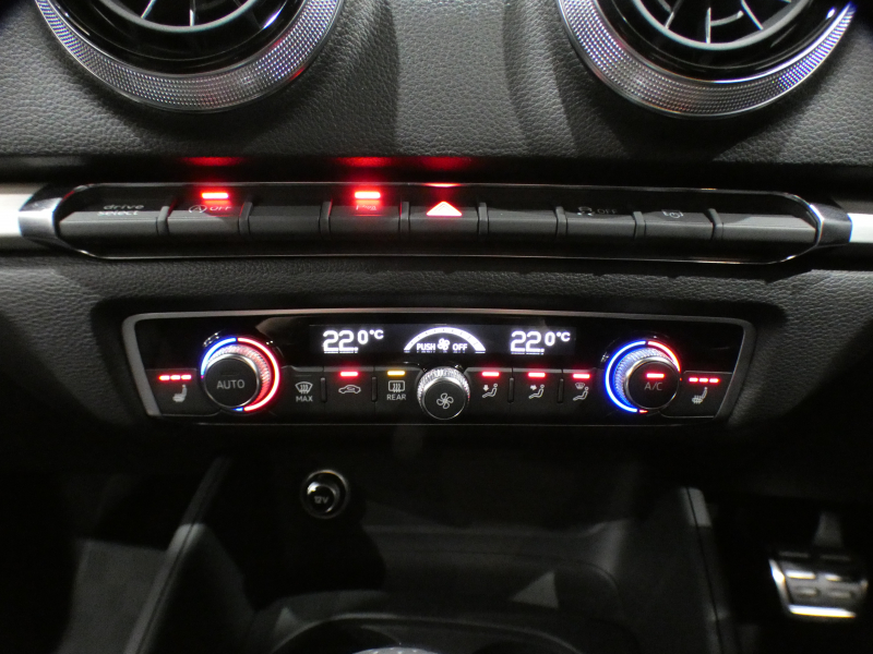 アウディ A3スポーツバック A3ｽﾎﾟｰﾂﾊﾞｯｸ 1.4TFSI Sﾗｲﾝ&ｱｼｽﾀﾝｽPKG　ADVｷｰ 追ACC ﾚｰﾝ&ｻｲﾄﾞｱｼｽﾄ 衝突軽減 半革 ﾋｰﾀｰ MMIﾅﾋﾞ ﾊﾞｰﾁｬﾙCP Bｶﾒﾗ PDC ｽﾏｰﾄﾌｫﾝIF LEDﾗｲﾄ Sﾗｲﾝｴｸｽﾃﾘｱ&18AW　2年保証