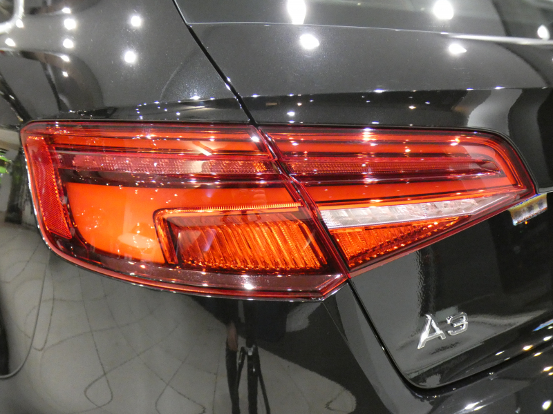 アウディ A3スポーツバック A3ｽﾎﾟｰﾂﾊﾞｯｸ 1.4TFSI Sﾗｲﾝ&ｱｼｽﾀﾝｽPKG　ADVｷｰ 追ACC ﾚｰﾝ&ｻｲﾄﾞｱｼｽﾄ 衝突軽減 半革 ﾋｰﾀｰ MMIﾅﾋﾞ ﾊﾞｰﾁｬﾙCP Bｶﾒﾗ PDC ｽﾏｰﾄﾌｫﾝIF LEDﾗｲﾄ Sﾗｲﾝｴｸｽﾃﾘｱ&18AW　2年保証