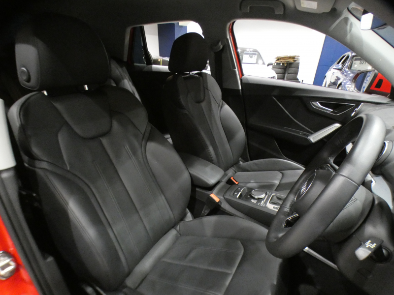 アウディ Q2 Q2 30TFSIｽﾎﾟｰﾂ ｱｼｽﾀﾝｽPKG　ADVｷｰ 追ACC ﾚｰﾝ&ｻｲﾄﾞｱｼｽﾄ 黒革 ﾋｰﾀｰ MMIﾅﾋﾞ ﾊﾞｰﾁｬﾙCP ｽﾏｰﾄﾌｫﾝIF Bｶﾒﾗ PDC LEDﾗｲﾄ ｵｰﾄﾃｰﾙｹﾞｰﾄ 前後ﾄﾞﾗﾚｺ　2年保証