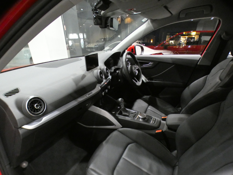 アウディ Q2 Q2 30TFSIｽﾎﾟｰﾂ ｱｼｽﾀﾝｽPKG　ADVｷｰ 追ACC ﾚｰﾝ&ｻｲﾄﾞｱｼｽﾄ 黒革 ﾋｰﾀｰ MMIﾅﾋﾞ ﾊﾞｰﾁｬﾙCP ｽﾏｰﾄﾌｫﾝIF Bｶﾒﾗ PDC LEDﾗｲﾄ ｵｰﾄﾃｰﾙｹﾞｰﾄ 前後ﾄﾞﾗﾚｺ　2年保証