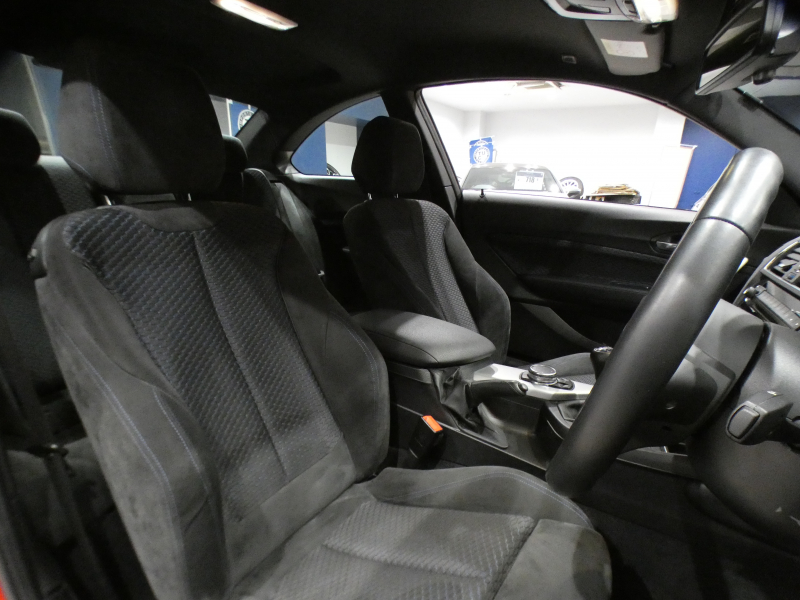 BMW 2シリーズ M235iｸｰﾍﾟ　☆6速MT ｺﾝﾌｫA ｸﾙｺﾝ ﾚｰﾝDW ｲﾝﾃﾘS ﾍｷｻｺﾞﾝｸﾛｽｼｰﾄ iﾄﾞﾗｲﾌﾞﾅﾋﾞ(NBT-EVO) TVﾁｭｰﾅｰ Bｶﾒﾗ PDC ｷｾﾉﾝ 専用ｴｸｽﾃﾘｱ&18AW Mｻｽ 326ps　2年保証