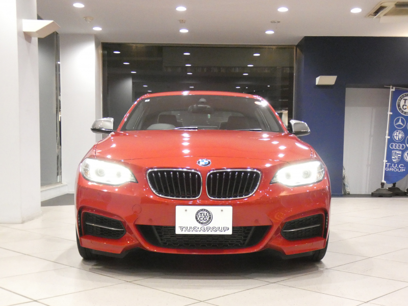 BMW 2シリーズ M235iｸｰﾍﾟ　☆6速MT ｺﾝﾌｫA ｸﾙｺﾝ ﾚｰﾝDW ｲﾝﾃﾘS ﾍｷｻｺﾞﾝｸﾛｽｼｰﾄ iﾄﾞﾗｲﾌﾞﾅﾋﾞ(NBT-EVO) TVﾁｭｰﾅｰ Bｶﾒﾗ PDC ｷｾﾉﾝ 専用ｴｸｽﾃﾘｱ&18AW Mｻｽ 326ps　2年保証
