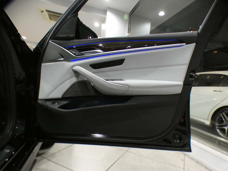 BMW Mシリーズ M5 ｺﾝﾌｫｰﾄPKG　☆1ｵｰﾅｰ Dｱｼｽﾄ+ 追ACC ﾚｰﾝCHW 衝突軽減 ☆白革 ﾏｯｻｰｼﾞ ﾋｰﾀｰ&ﾍﾞﾝﾁﾚｰﾀｰ iﾄﾞﾗｲﾌﾞﾅﾋﾞ(第6世代 ﾀｯﾁP対応) 全周囲ｶﾒﾗ PDC ﾍｯﾄﾞUDSP harman/k LEDﾗｲﾄ ｱﾝﾋﾞｴﾝﾄｴｱP 専用ｴｸｽﾃﾘｱ&20AW ｽﾎﾟｰﾂEX 600ps　2年保証　