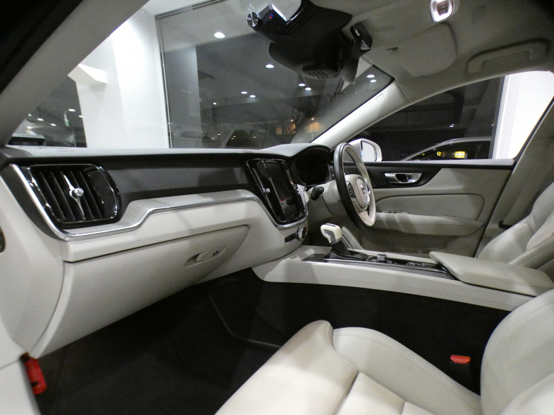 ボルボ V60 V60ｸﾛｽｶﾝﾄﾘｰ T5ﾌﾟﾛ AWD　追ACC･LKA･ LCMA 白革 ﾋｰﾀｰ ﾍﾞﾝﾁﾚｰﾀｰ ﾏｯｻｰｼﾞ機能 ﾀｯﾁｽｸﾘｰﾝHDDﾅﾋﾞTV harman/K 全周囲ｶﾒﾗ ﾍｯﾄﾞｱｯﾌﾟDSP LEDﾗｲﾄ ｵｰﾄﾃｰﾙｹﾞｰﾄ 19AW　2年保証