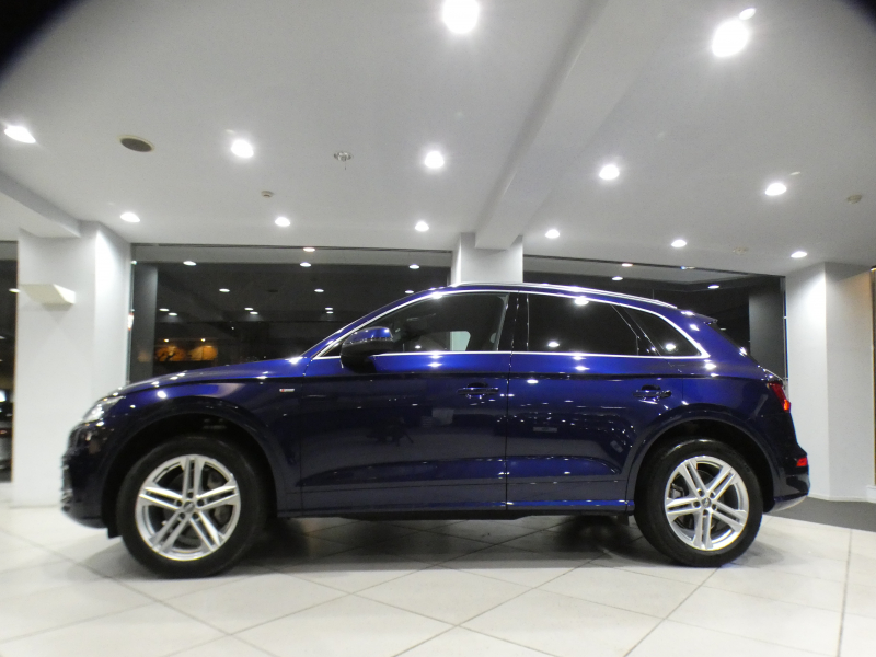 アウディ Q5 Q5 2.0TFSIｸﾜﾄﾛｽﾎﾟｰﾂ Sﾗｲﾝ&ｱｼｽﾀﾝｽPKG　ADVｷｰ 追ACC ｻｲﾄﾞｱｼｽﾄ ｱｳﾃﾞｨﾌﾟﾚｾﾝｽ ﾊﾟｰｸｱｼｽﾄ 半革 ﾋｰﾀｰ MMIﾅﾋﾞ ﾊﾞｰﾁｬﾙCP 全周ｶﾒﾗ PDC LEDﾗｲﾄ Sﾗｲﾝｴｸｽﾃﾘｱ&19AW　2年保証