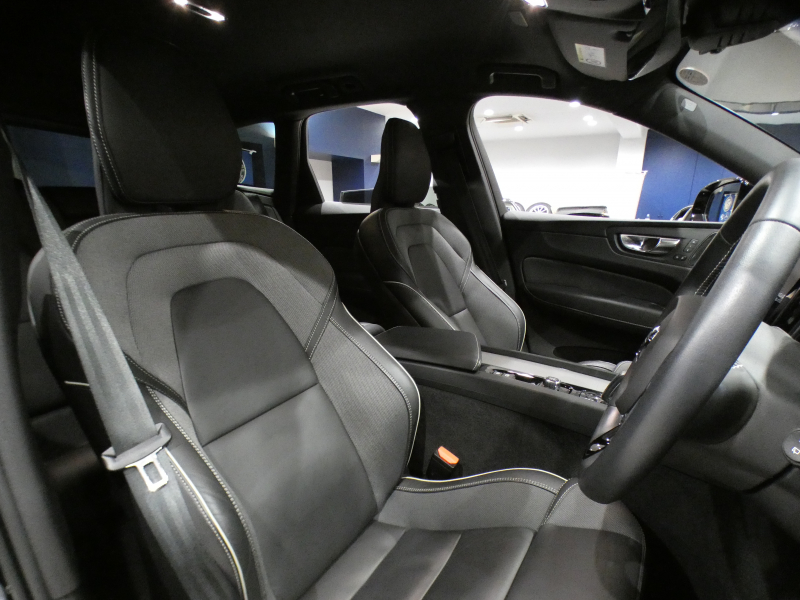 ボルボ XC60 XC60 B6 AWD Rﾃﾞｻﾞｲﾝ　☆1ｵｰﾅｰ ｼﾃｨｾｰﾌﾃｨ ACC･BLIS 黒半革 全席ﾋｰﾀｰ ﾀｯﾁｽｸﾘｰﾝHDDﾅﾋﾞTV harman/K 全周囲ｶﾒﾗ ﾍｯﾄﾞｱｯﾌﾟDSP LEDﾗｲﾄ Rﾃﾞｻﾞｲﾝ専用ｴｸｽﾃﾘｱ&21AW 300ps　2年保証