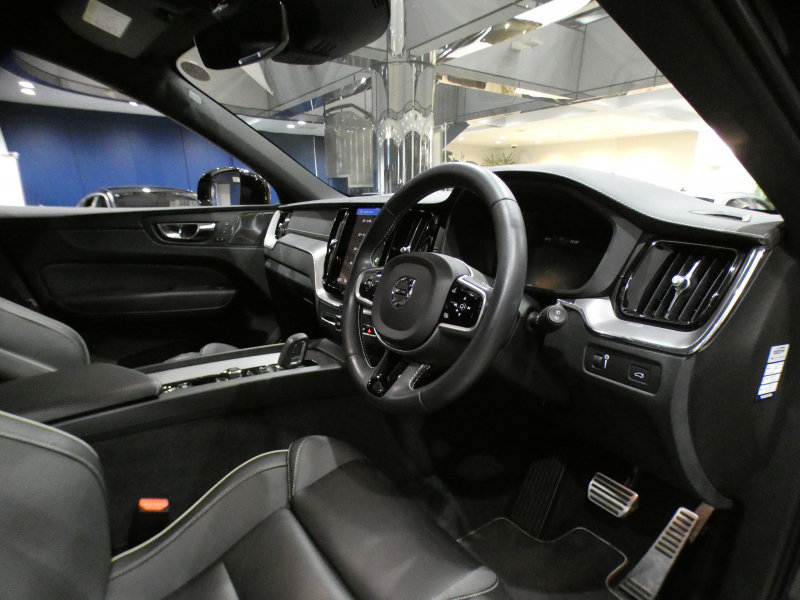 ボルボ XC60 XC60 B6 AWD Rﾃﾞｻﾞｲﾝ　☆1ｵｰﾅｰ ｼﾃｨｾｰﾌﾃｨ ACC･BLIS 黒半革 全席ﾋｰﾀｰ ﾀｯﾁｽｸﾘｰﾝHDDﾅﾋﾞTV harman/K 全周囲ｶﾒﾗ ﾍｯﾄﾞｱｯﾌﾟDSP LEDﾗｲﾄ Rﾃﾞｻﾞｲﾝ専用ｴｸｽﾃﾘｱ&21AW 300ps　2年保証